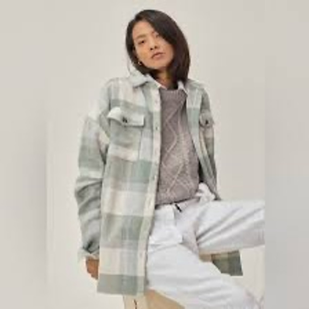 Nasty Gal Plaid Button Down Shirt Shacket Size 6 (21.5” PTP) Mint & Beige